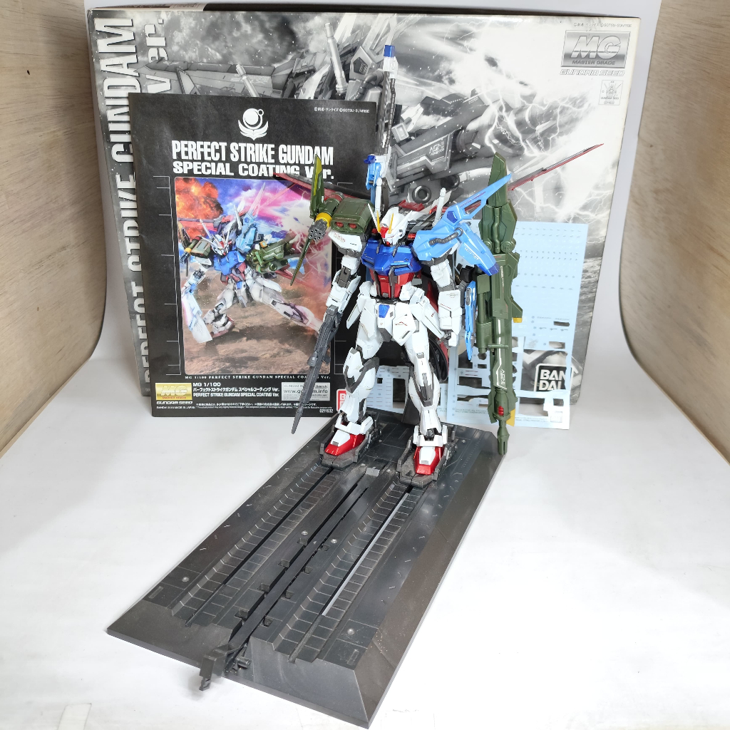 Premium Bandai MG Perfect Strike Special Coating Ver / Gundam 1/100 2nd Sudah Rakit M059