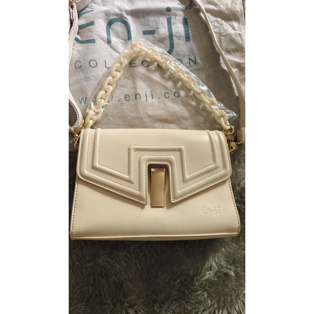 Preloved Tas selempang Enji