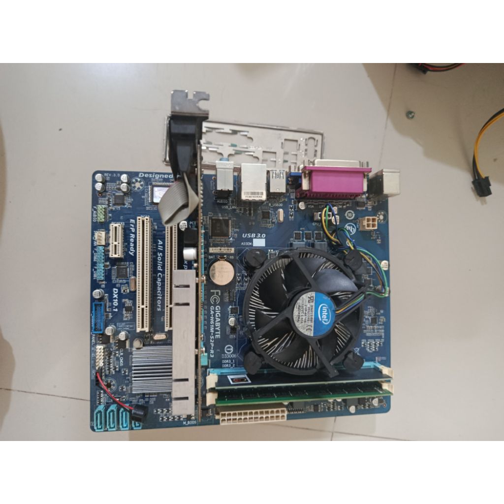 Mainboard Gigabyte H61M-S2P-R3 + i3 2100 + DDR3 + Vga