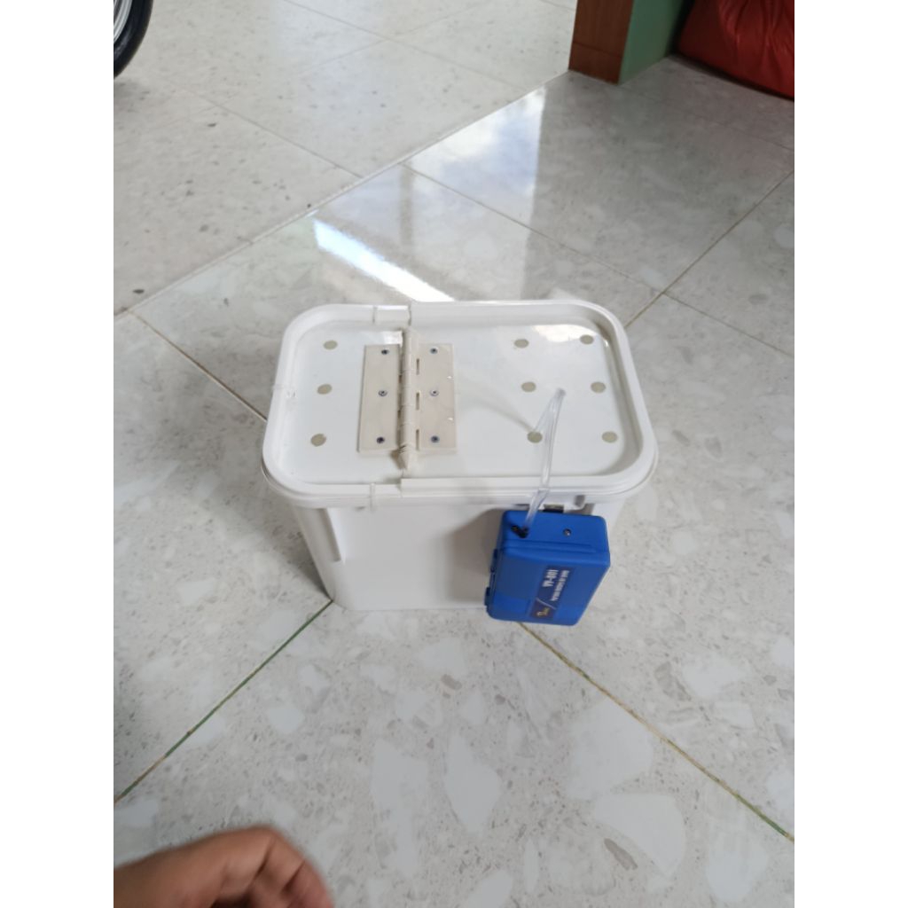 tempat/box/wadah umpan mancing udang hidup dan ikan hidup