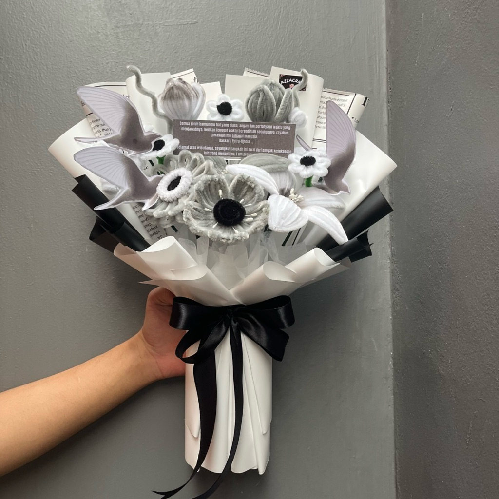 Buket bunga putih abu - Buket bunga hindia - buket bunga kawat bulu - buket monochrom cowok - buket 