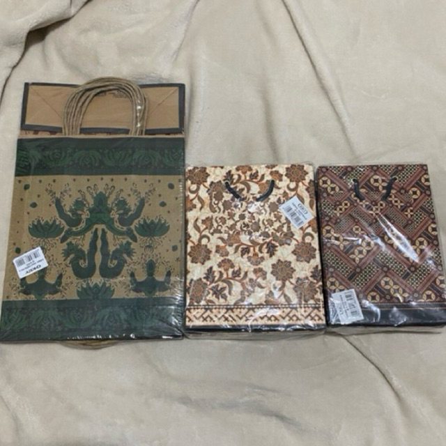 

PAPER BAG (Tas) kertas isi 10buah/bungkus ukuran sedang motif batik cantik untuk hadiah, tebal dan penyimpanan luas