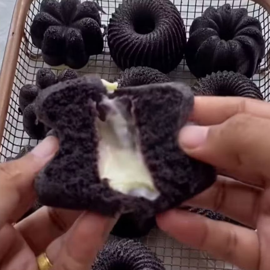 

BOLU KETAN HITAM MINI KEJU LUMER ISI 9 PCS