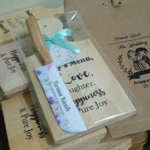 Talenan kemas plastik dan pisau souvenir unik pernikahan