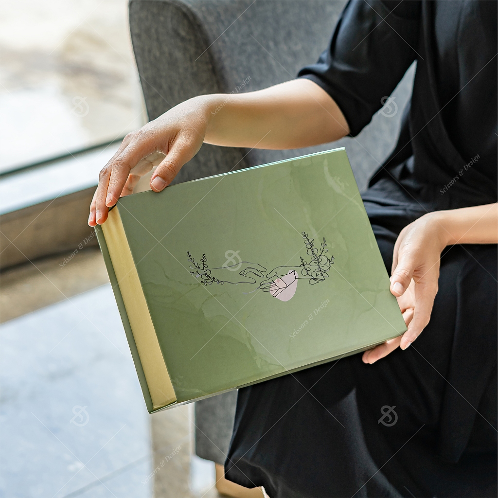 

Bridesmaid Hardbox Folding 25 x 20 x 8 cm Scissors & design Hardbox ( PRE ORDER )
