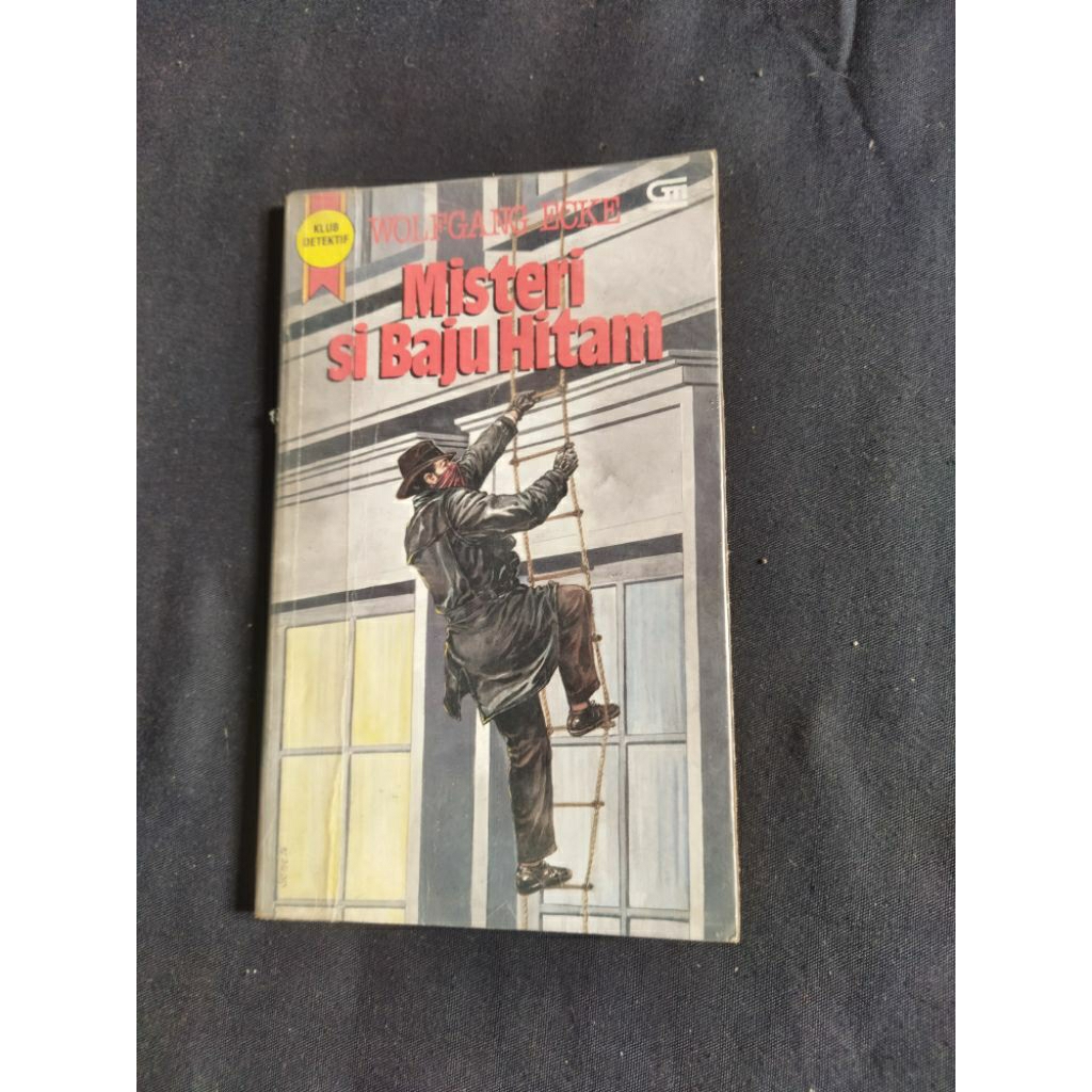 buku klub detektif Wolfgang ecke misteri si baju hitam