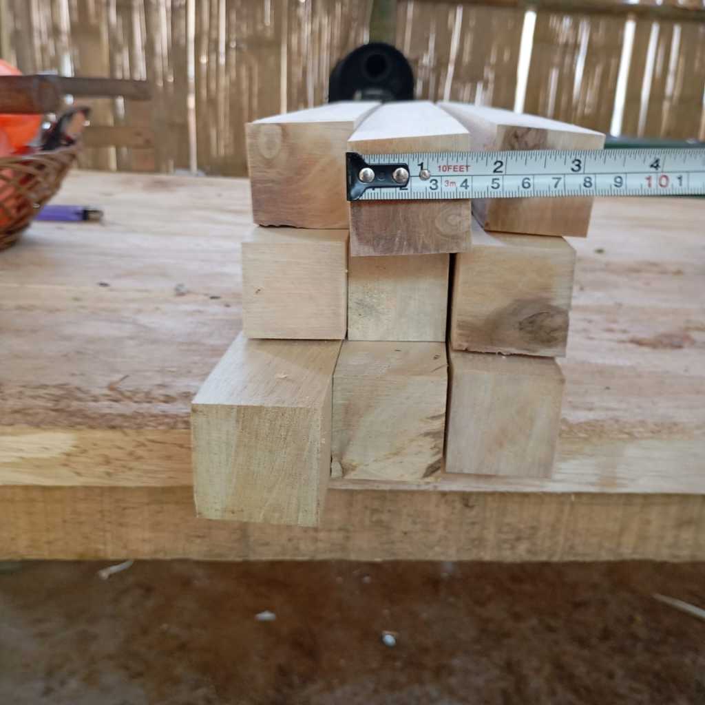 kayu kaso kaso 4 x 4 panjang 1 meter sudah di serut halus