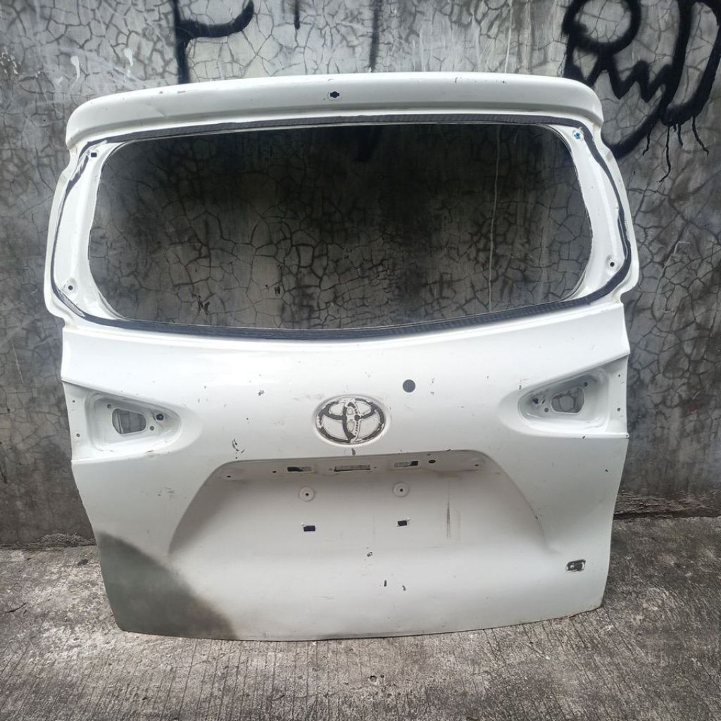 Pintu Bagasi Toyota Sienta