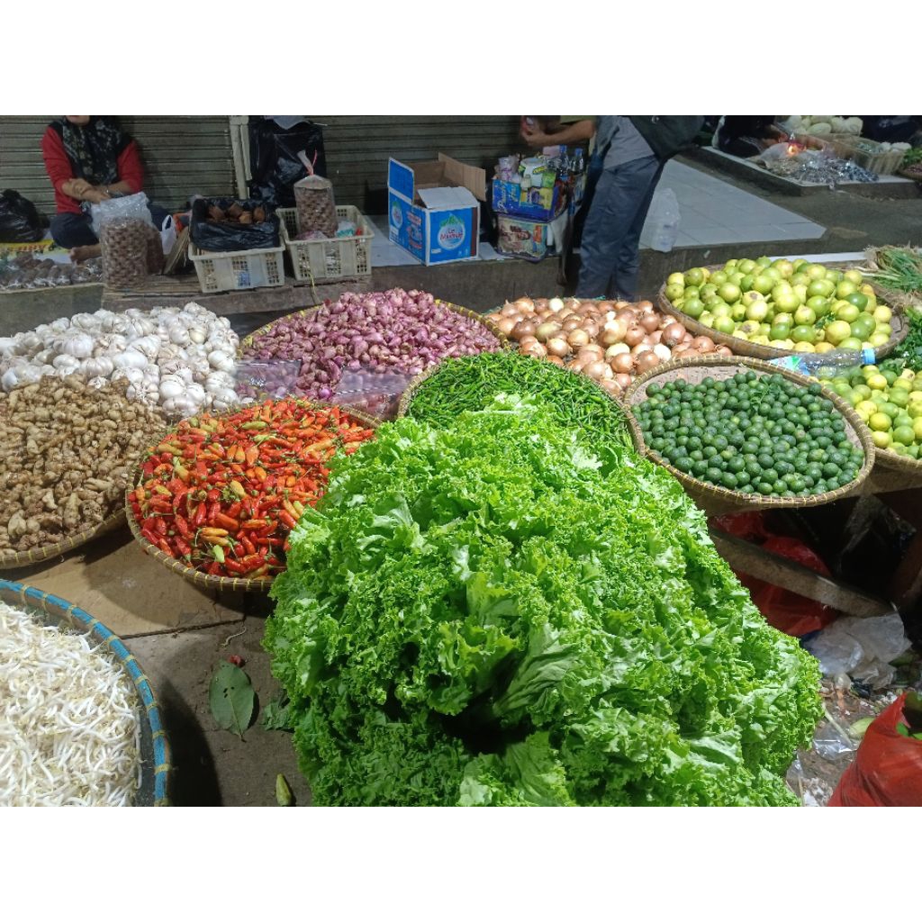 

Sayur Segar Dari Pak Tani Menyedikan Bahan-Bahan Pokok