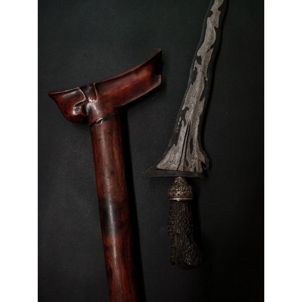 keris parungsari luk 13 , pamor bire istimewa. warangka lawasan, hulu ukir full. mendak selut perak.