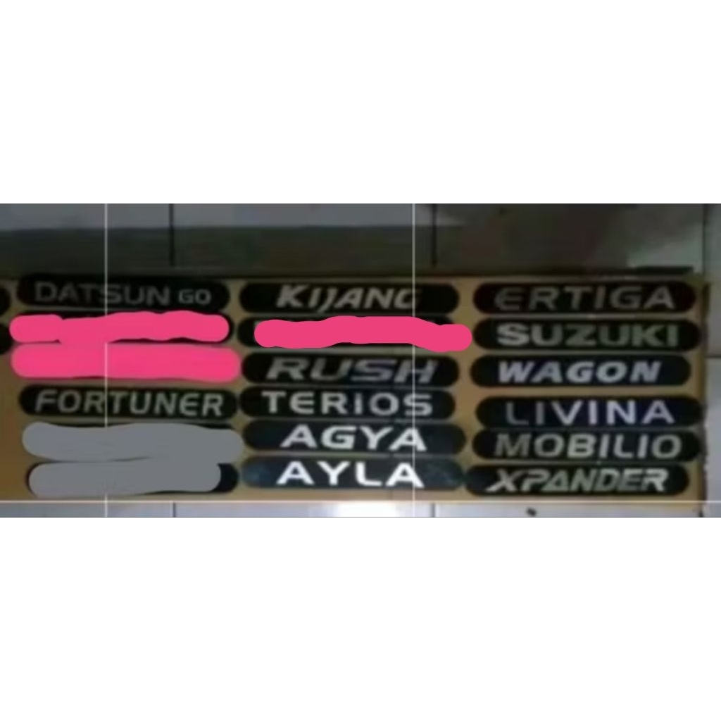 Emblem bemper belakang mobil