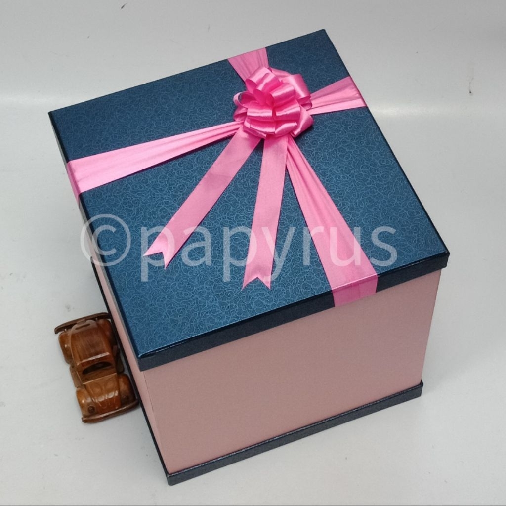 

PAPYRUS Sandwich 30x30 Tinggi 30cm Kotak Kado Gift Box Hadiah V3