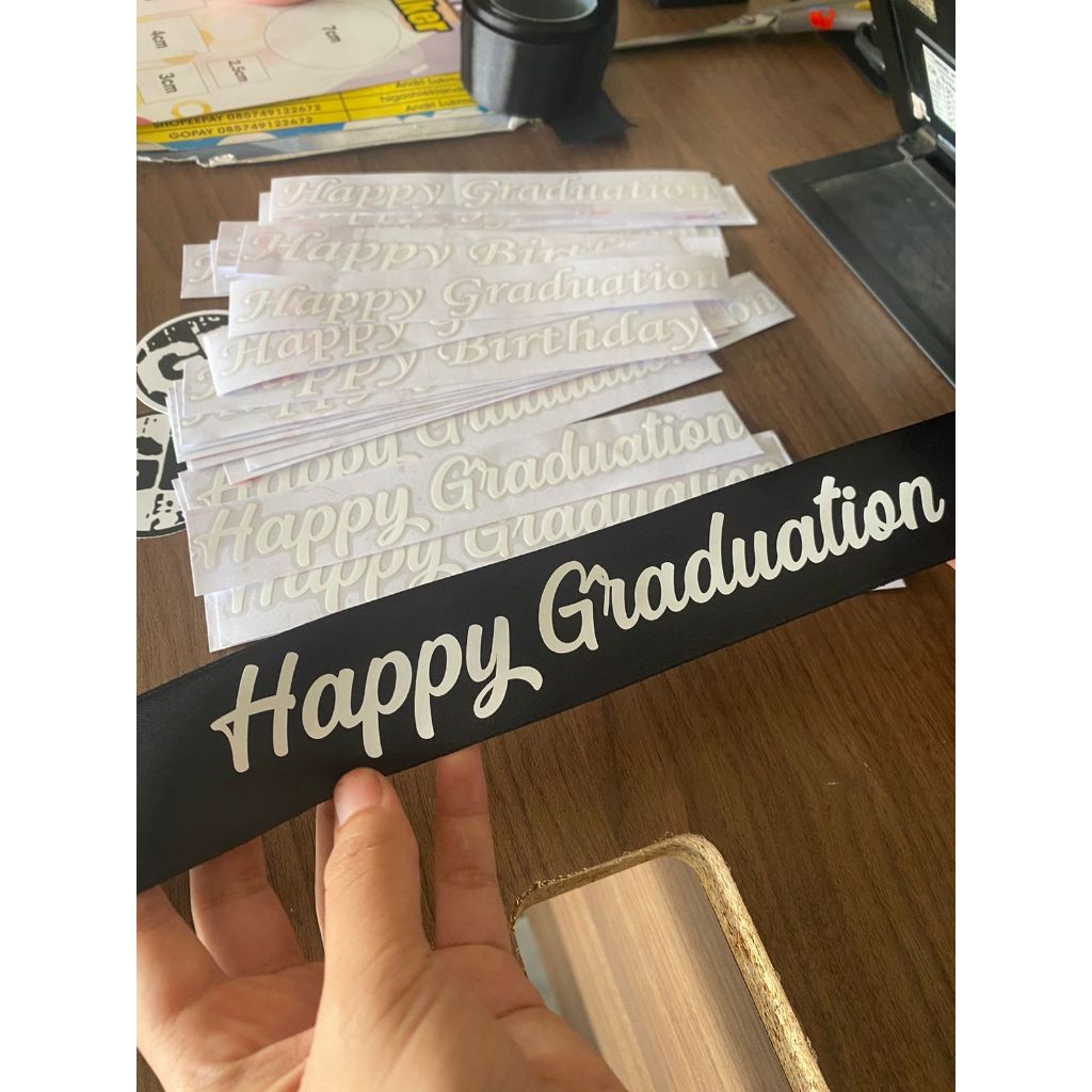 

STIKER PITA SATIN HAPPY GRADUATION (KHUSUS WARNA PUTIH) / STIKER PITA BUCKET BUNGA