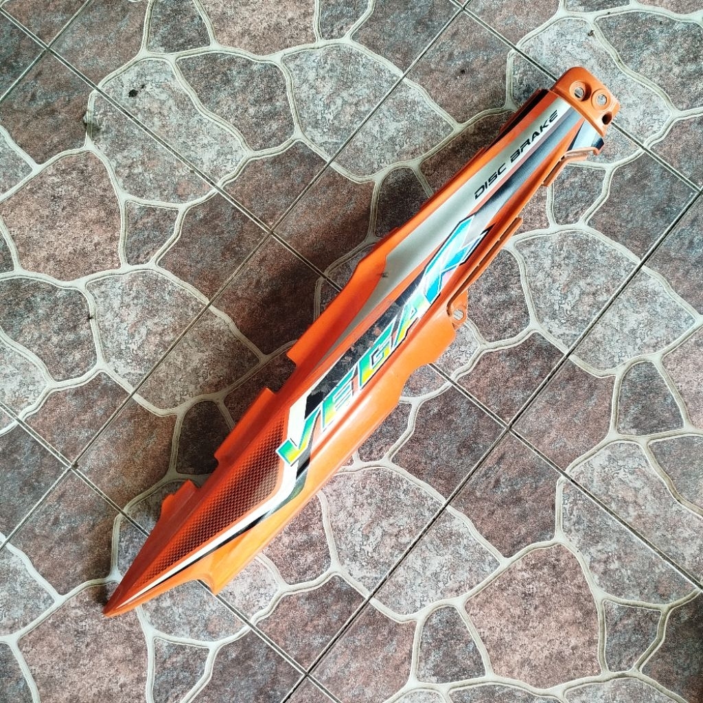 Cover Body Belakang Kanan Orange Vega FIZR F1ZR Original YGP