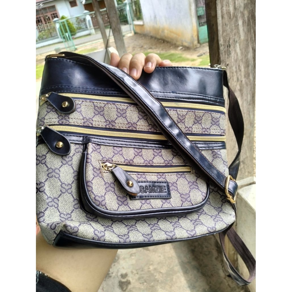 Preloved SSAMZIE sling bag