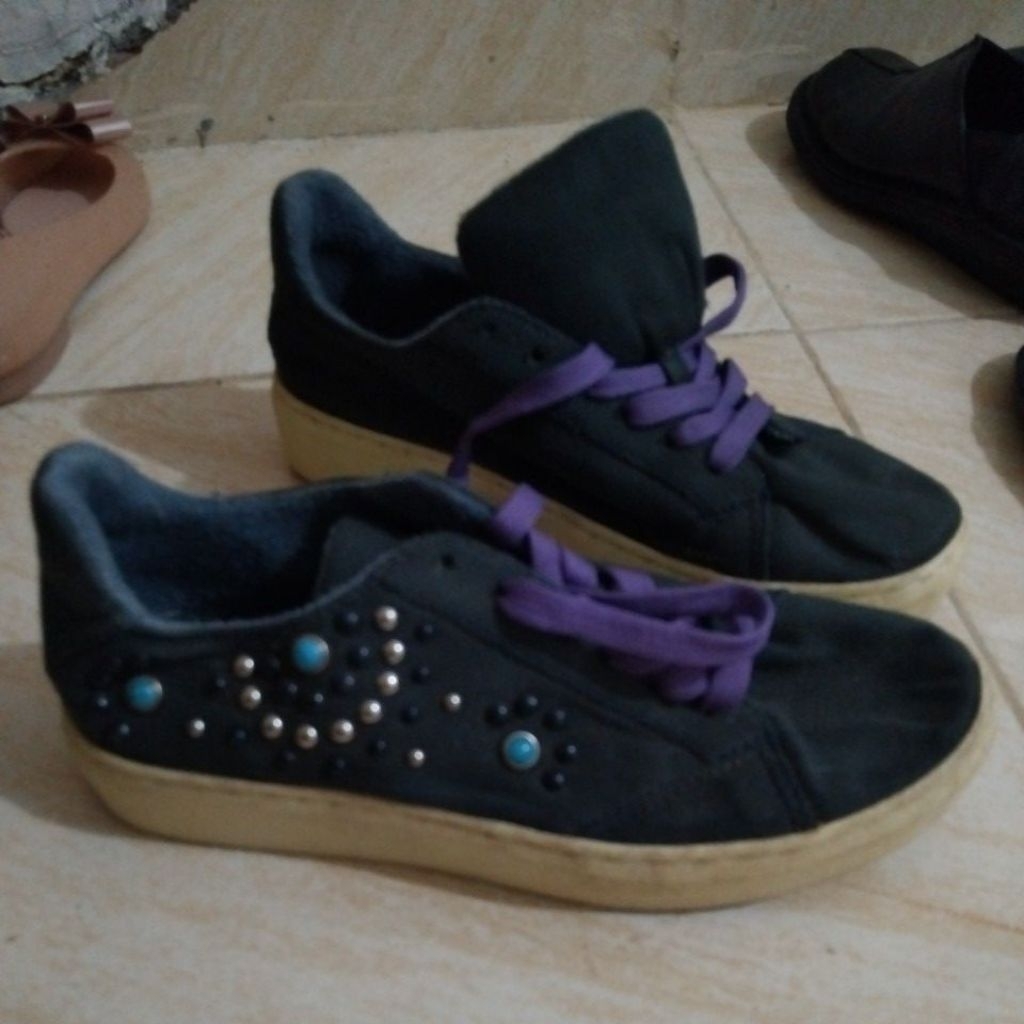 sepatu sneakers kulit size 38