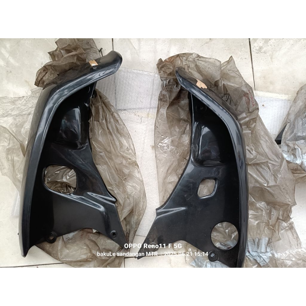 sayap  kanan kiri Honda Astrea grand impresa original AHM warna hitam 64302  64301 GN5 831