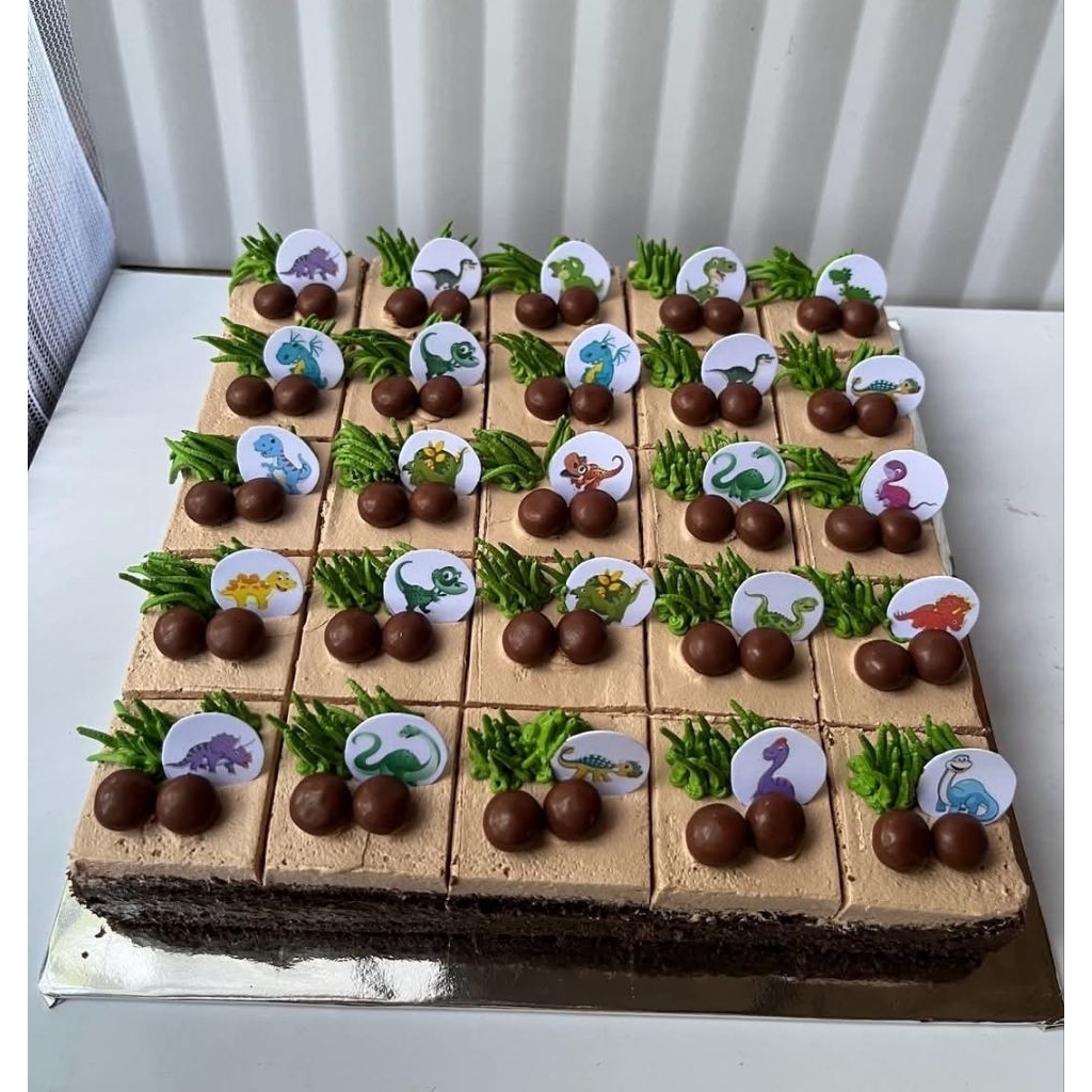 

Brownies Ulang Tahun Dino, Brownies Hias, Brownies Potong, Kue Ulang Tahun Banyuwangi