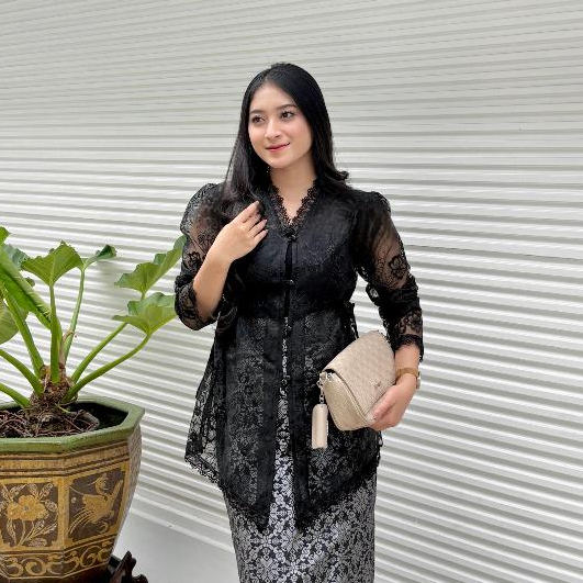 Delova Wardrobe - KEBAYA KINANTI Brokat V Neck Premium Modern Brukat Vintage Bordir Outfit Atasan Wanita Tali Renda Baju Pakaian Tulle Lace Tile Brokat Prada Viral Lebaran Raya Kondangan Wisuda Kekinian Simple Elegan
