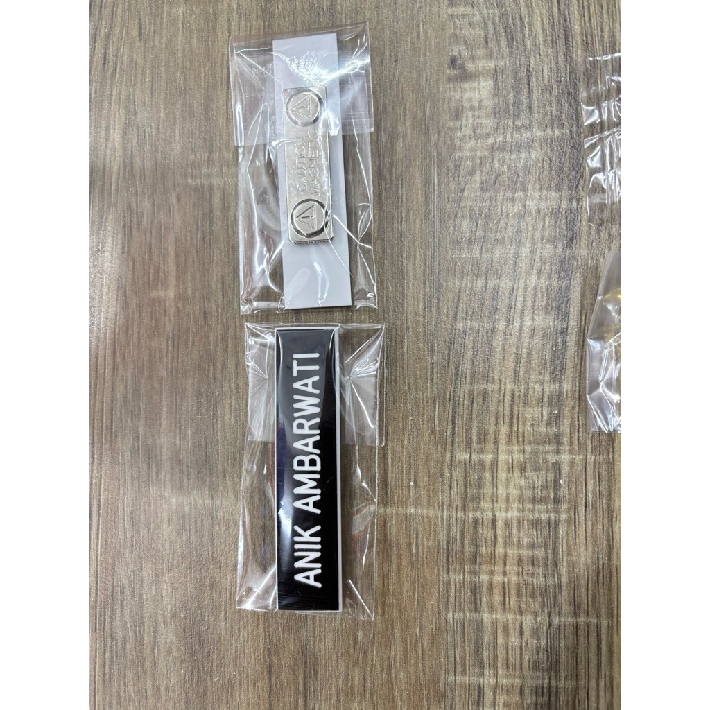 

Papan Nama Dada Akrilik Peniti Dan Magnet
