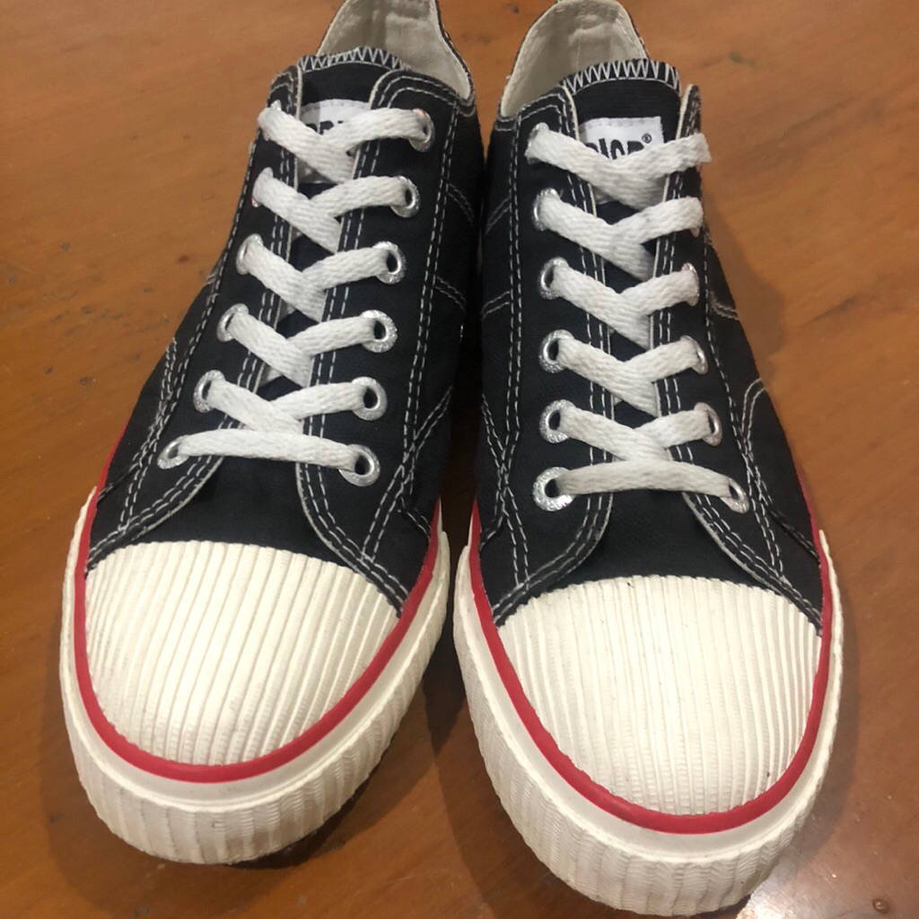 Sepatu Warrior Classic Low Warna Hitam - Second Original