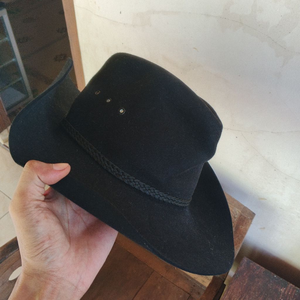 akubra r.m Williams