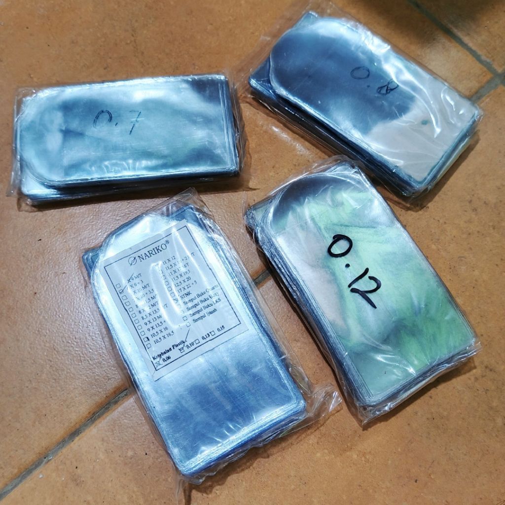 

1 Pak Plastik Pelindung KTP, SIM dll Isi 100 Lembar ( 4 Ketebalan )