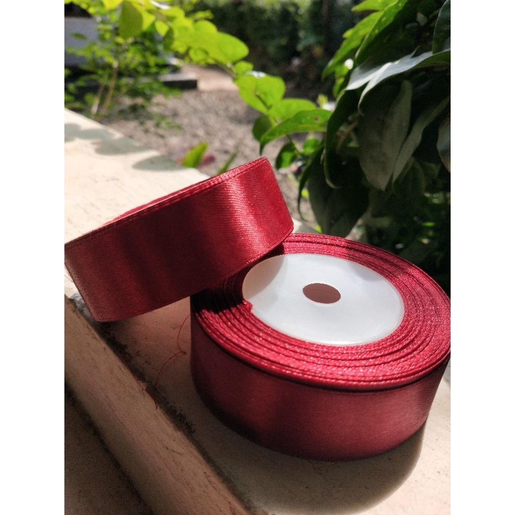 

pita satin marun ukuran 2,5 cm