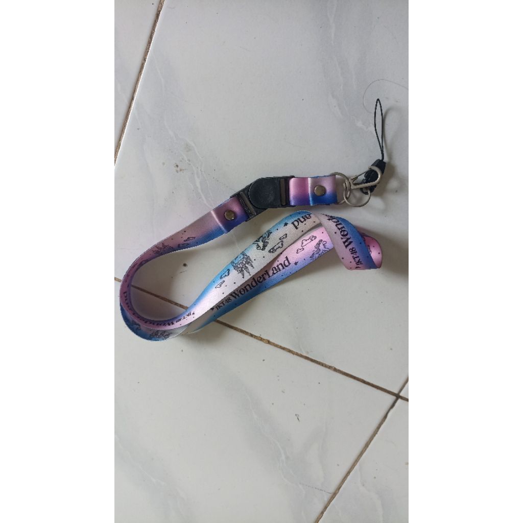 

LANYARD OFFICIAL JKT WONDERLAND USED 1X