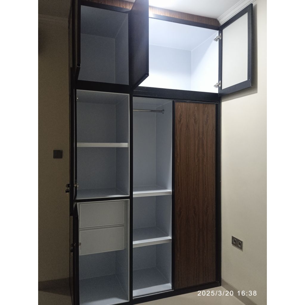 Lemari Pakaian Aluminium