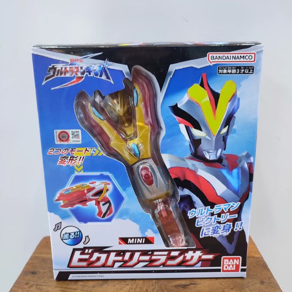 mainan action figuresenjata ultraman DX Victory Lancer, a transformation device from the Ultraman Gi