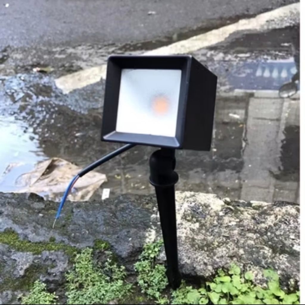 LAMPU SOROT TAMAN KOTAK LED 5 WATT TANCAP VACOLUX
