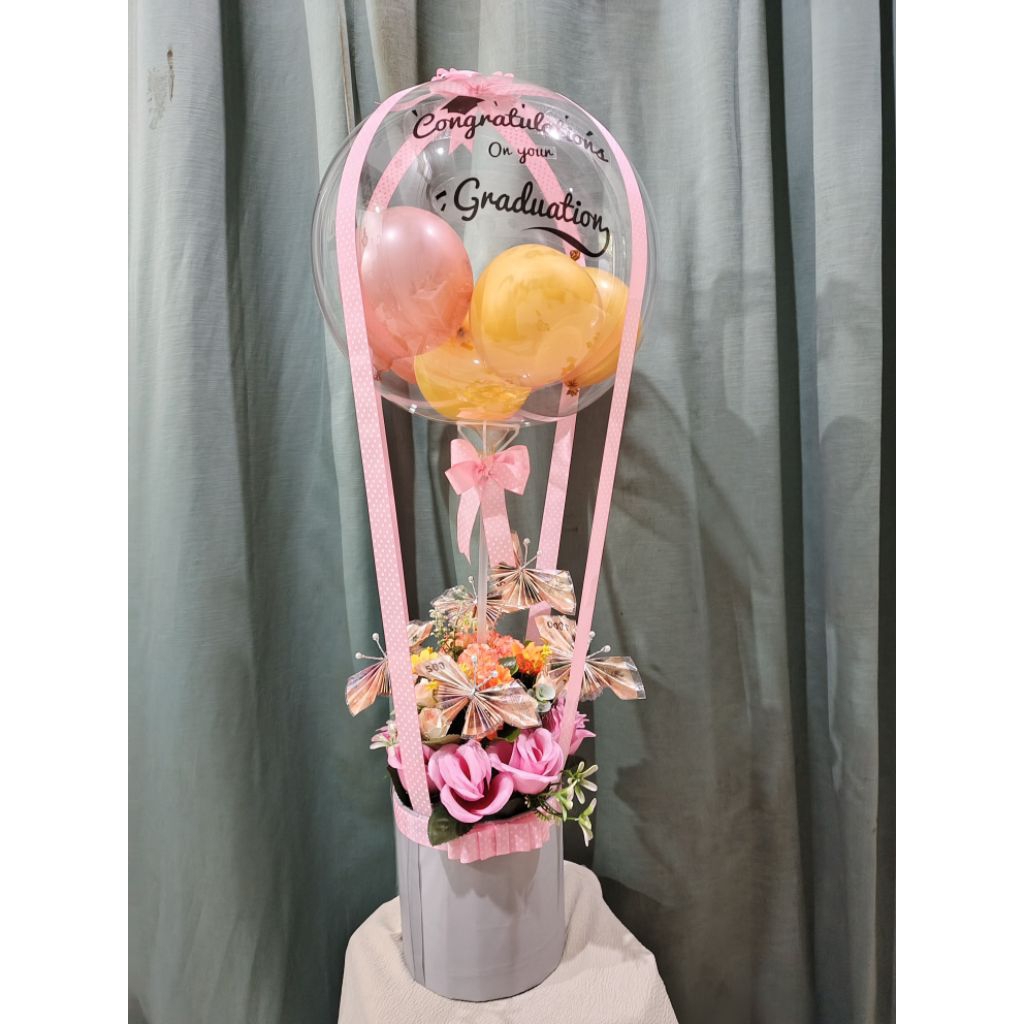Buket Balon Graduation Unik – Balon Custom + Bunga + Uang Kupu – Kado Wisuda Cantik