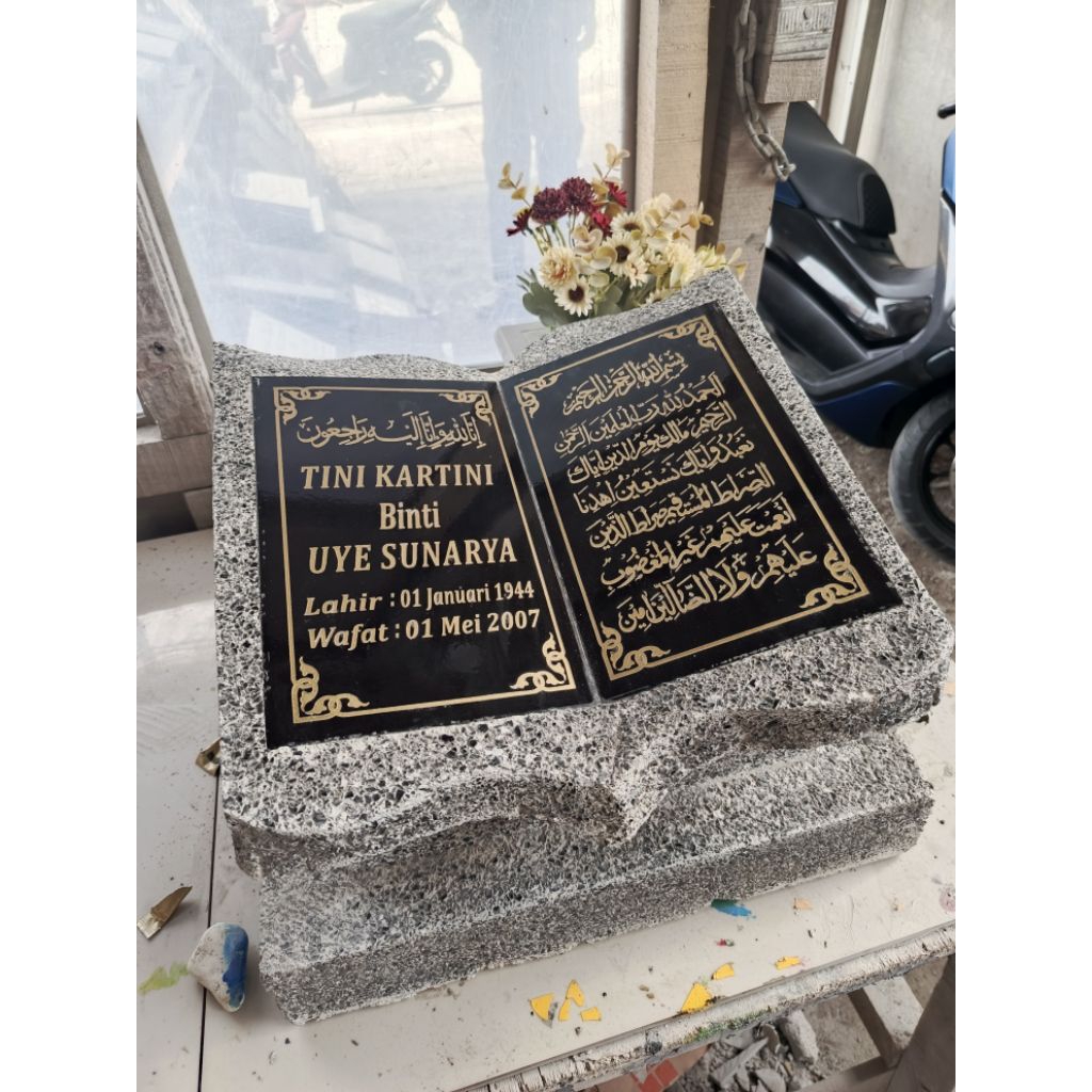 Batu Nisan Bentuk Buku