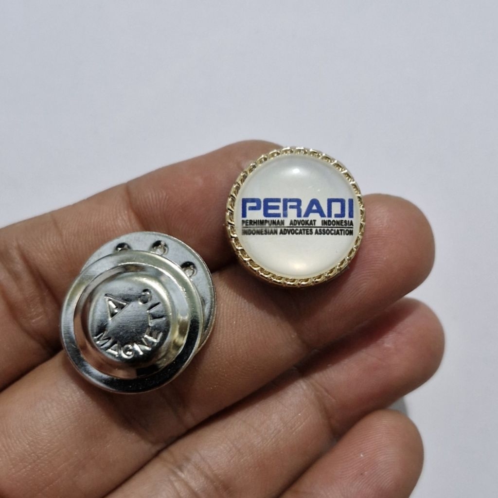 Pin ukuran 2 cm Peradi model pemasangan di kerah baju - pin advokat peradi