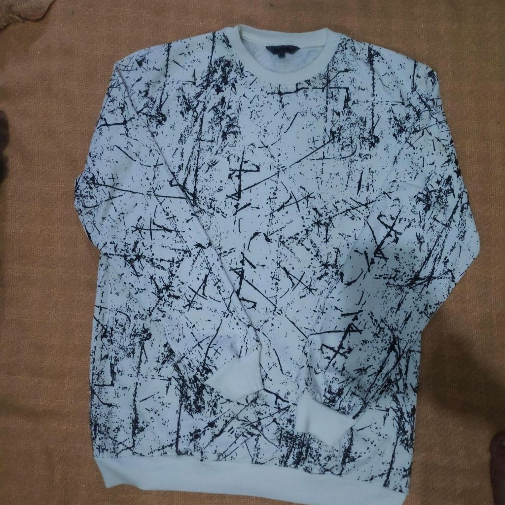 crewneck motif size XL putih hitam