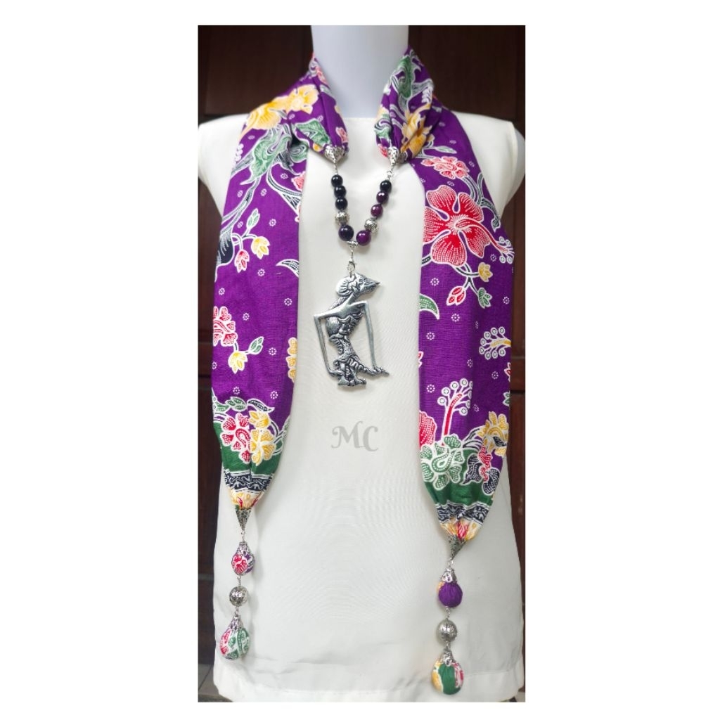Kalung syal batik ungu liontin wayang besar