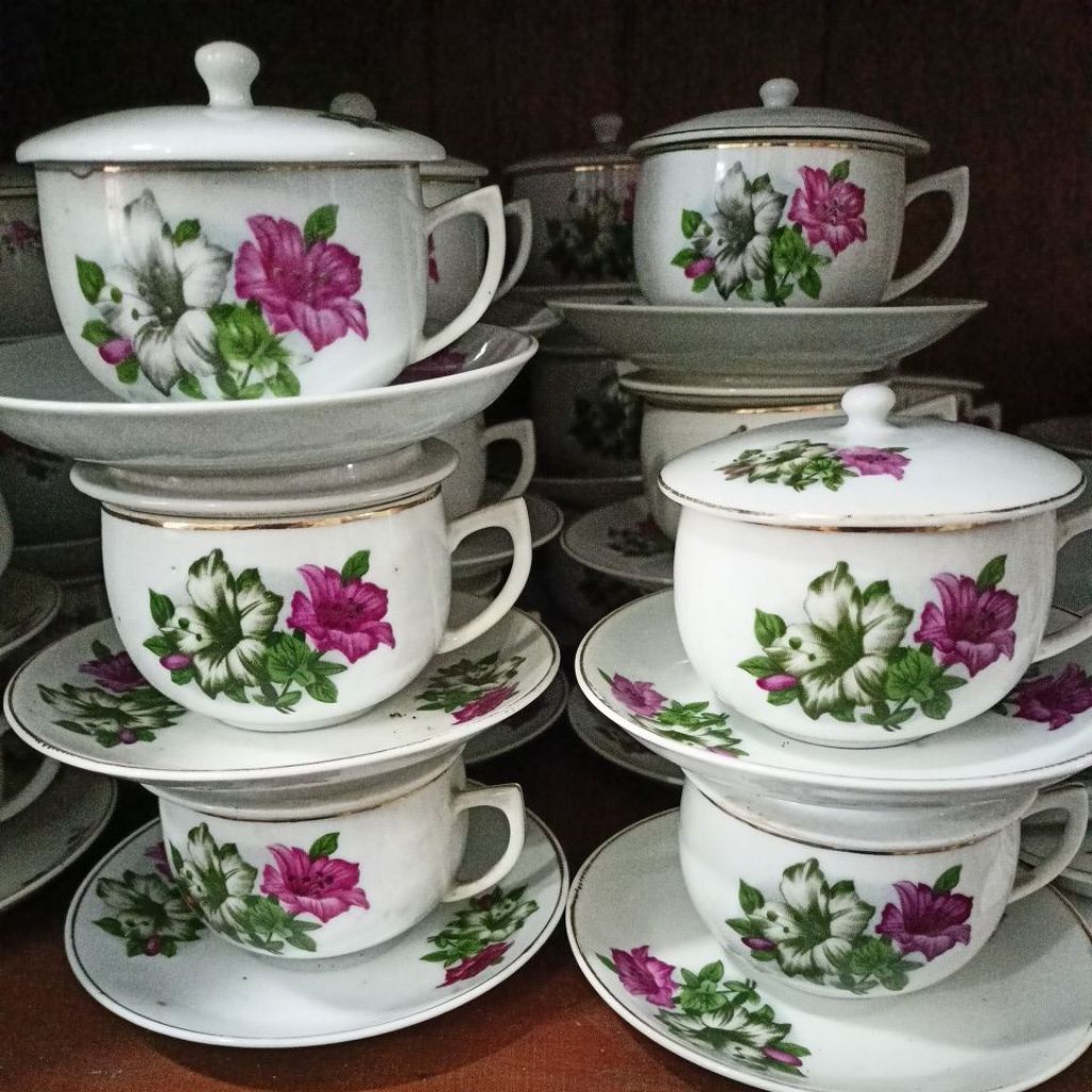 Cangkir kopi lawas bunga kangkung