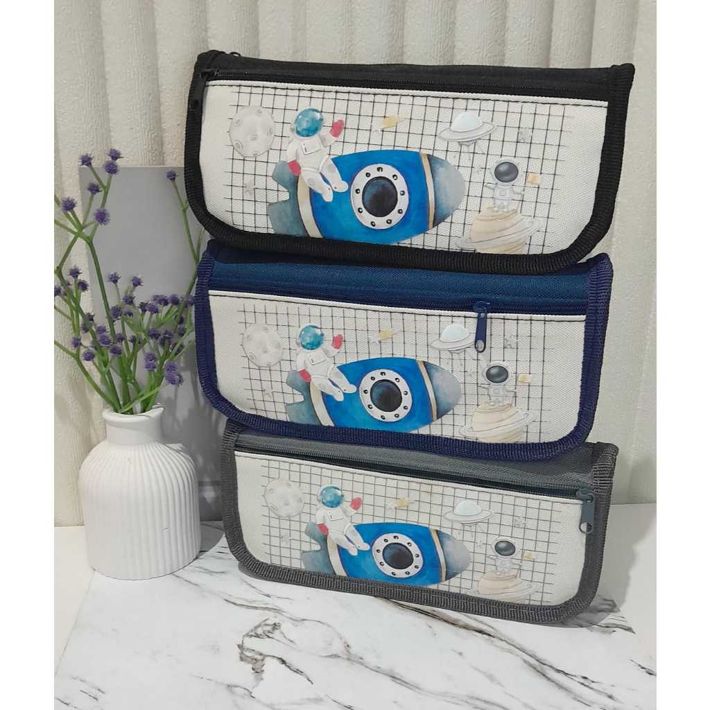 

Kotak Pensil Bahan Motif Astronot Karakter Astronot/ Kado ulang tahun anak Sekolah