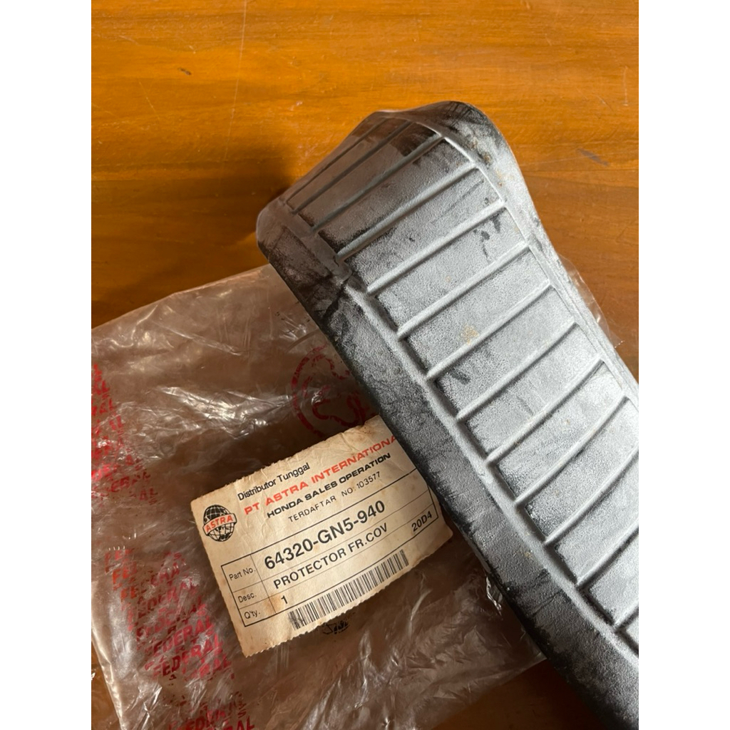 KARET PELANA SAYAP TEBENG LEGSHIELD TENGAH ASTREA PRIMA Original Baru64320-GN5-900