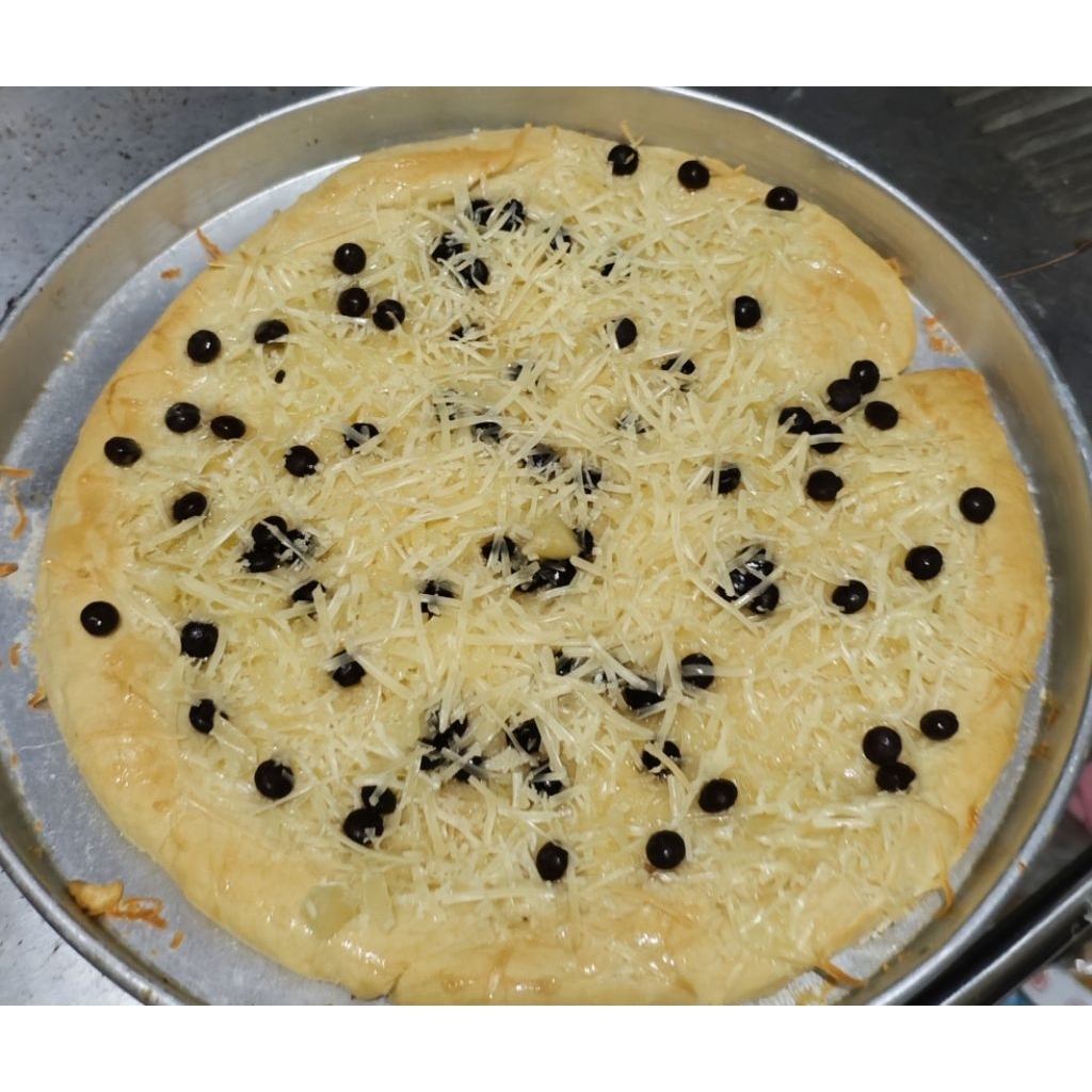 

roti pizza manis keju choco chip dan susu kental manis