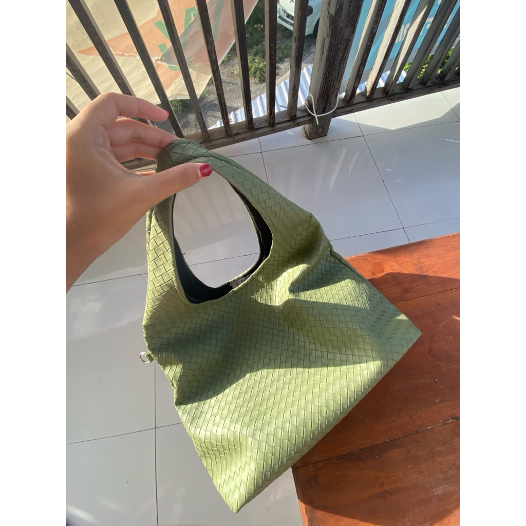 Ruka Medium Hobo Bag , Tas Bahu Wanita | Preloved