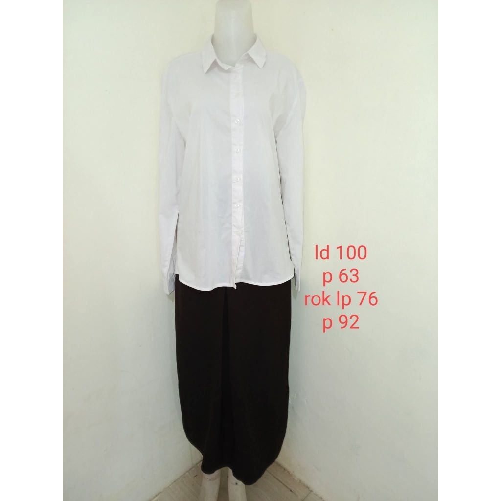 kemeja putih wanita dan rok hitam panjang
