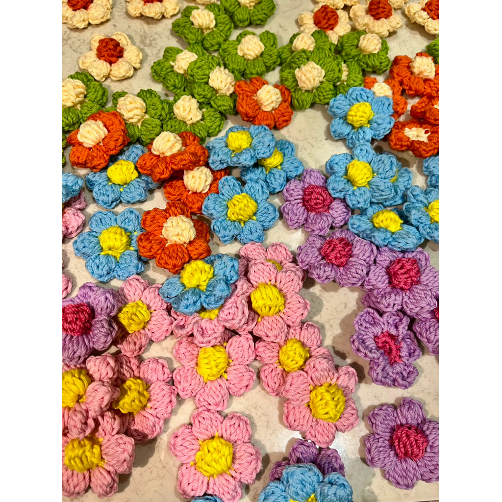 Aplikasi bunga puff rajut