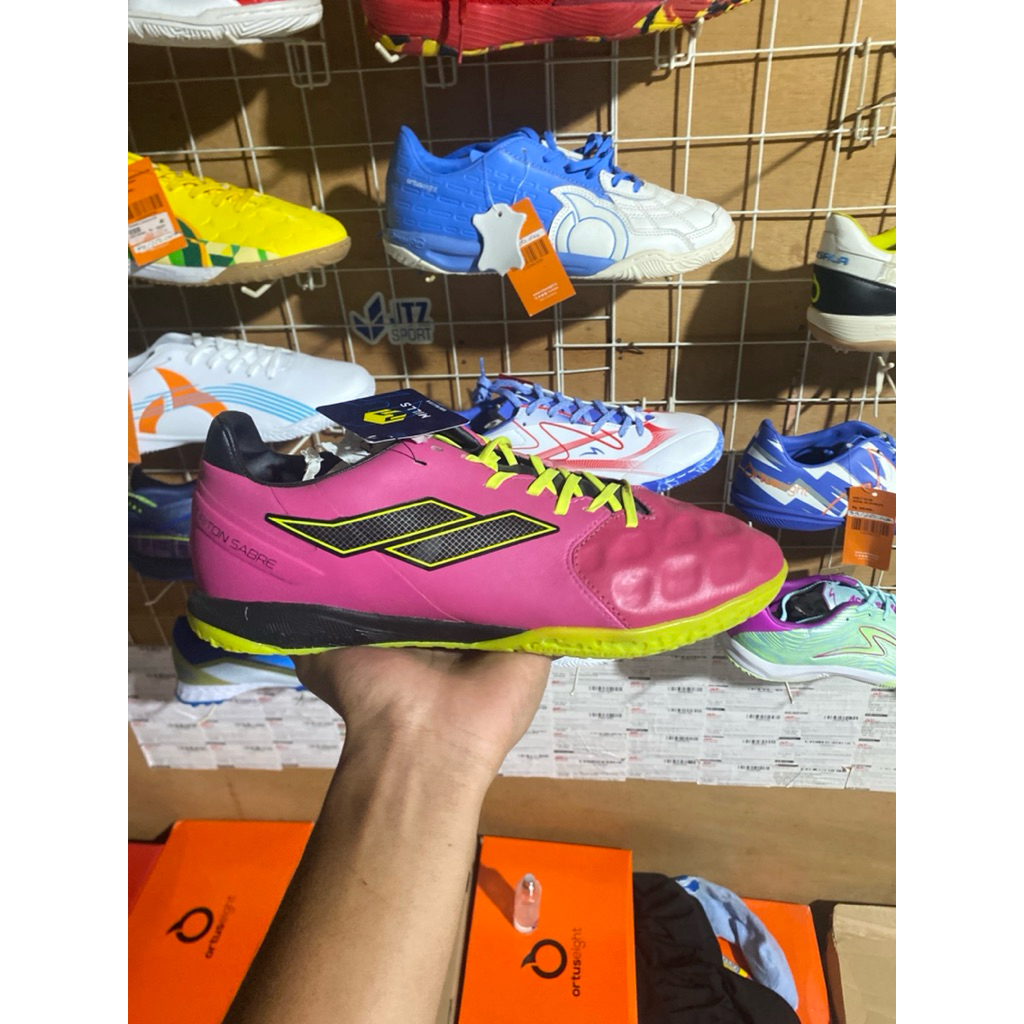 sepatu futsal mills triton sabre size 40