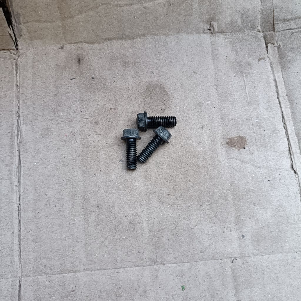 baut tutup gear depan yamaha scorpio(harga 3biji)