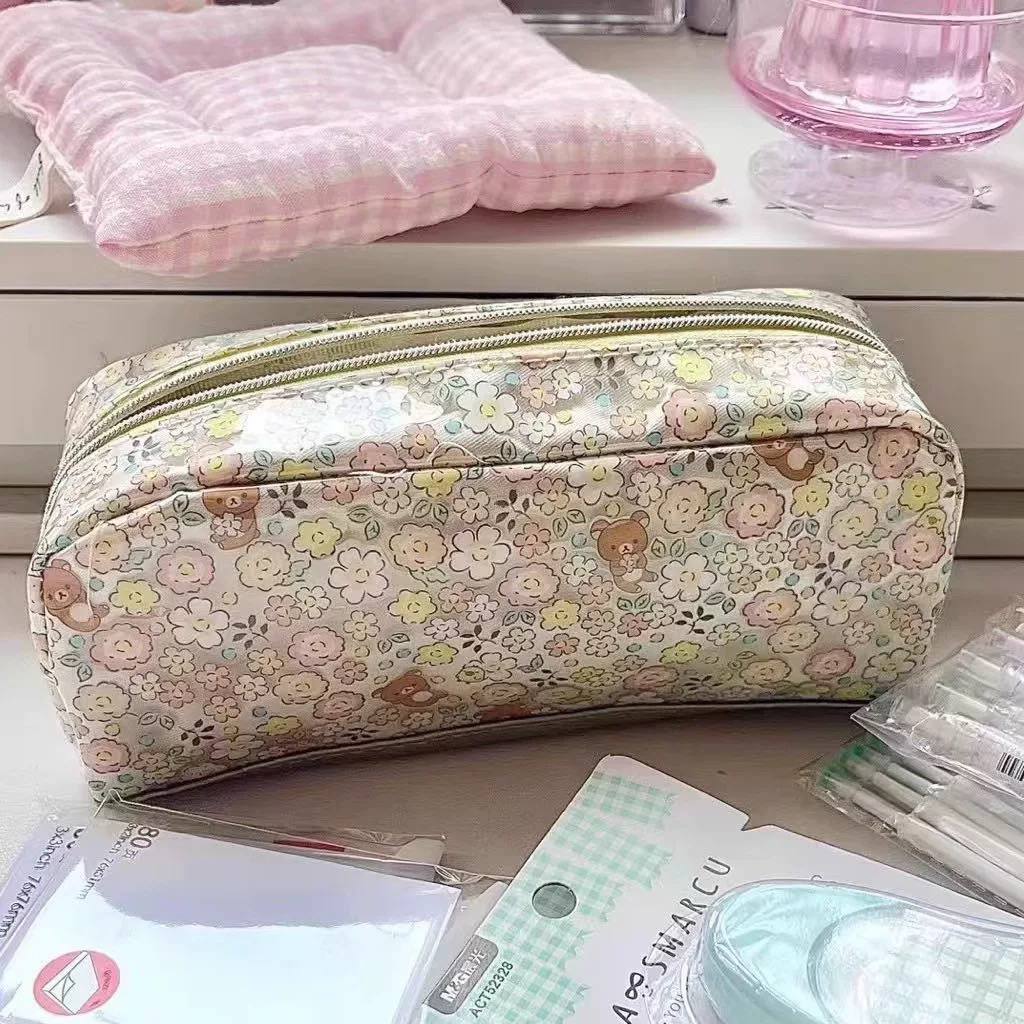 

[PREORDER] Tempat Pensil Rilakkuma Motif Bunga – Desain Cantik & Muat Banyak