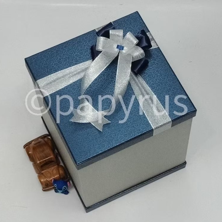 

PAPYRUS Sandwich 25x25 Tinggi 30cm Kotak Kado Gift Box V2