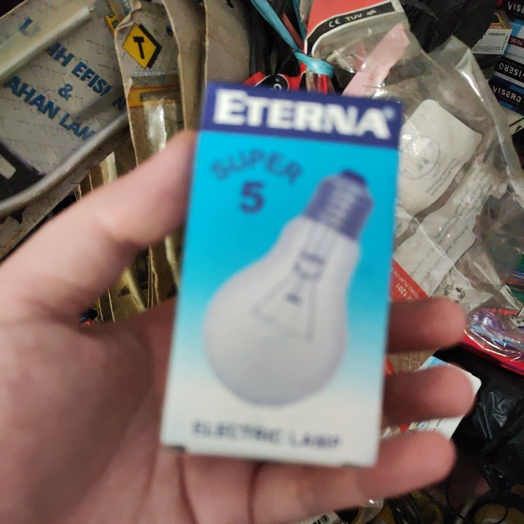 lampu bohlam kuning ayam