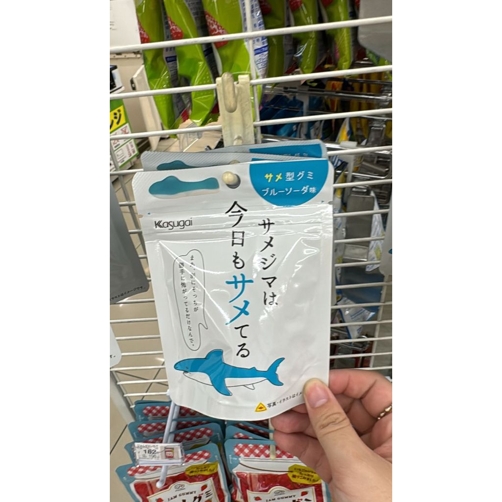 

permen kasugai gummy berbentuk hiu degan rasa soda biru ori PO japan